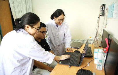 NGƯỜI TRẺ VƯƠN MÌNH BỨT PHÁ: NỮ TIẾN SĨ TRẺ ‘LO’ BỆNH NGƯỜI GIÀ