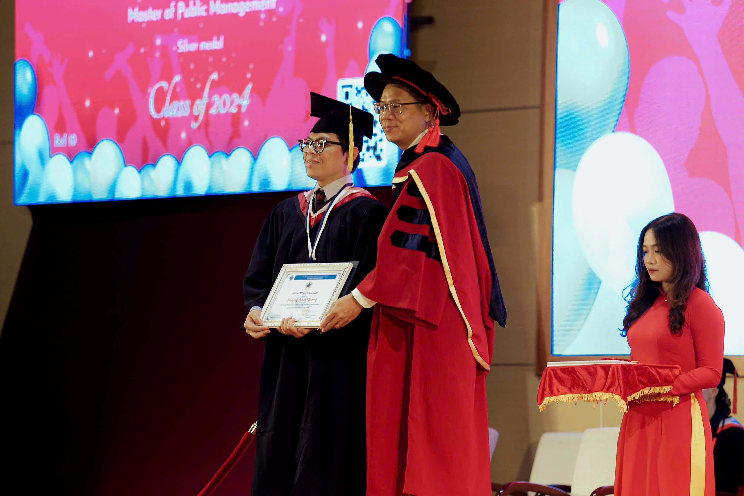 TRƯƠNG NHẬT QUANG: CHÀNG KỸ SƯ ĐIỆN – ĐIỆN TỬ  TRỞ THÀNH THỦ KHOA TỐT NGHIỆP SAU Trang Chủ HM88 Hanoi NĂM 2024 KHỐI NGÀNH KINH DOANH – QUẢN LÝ