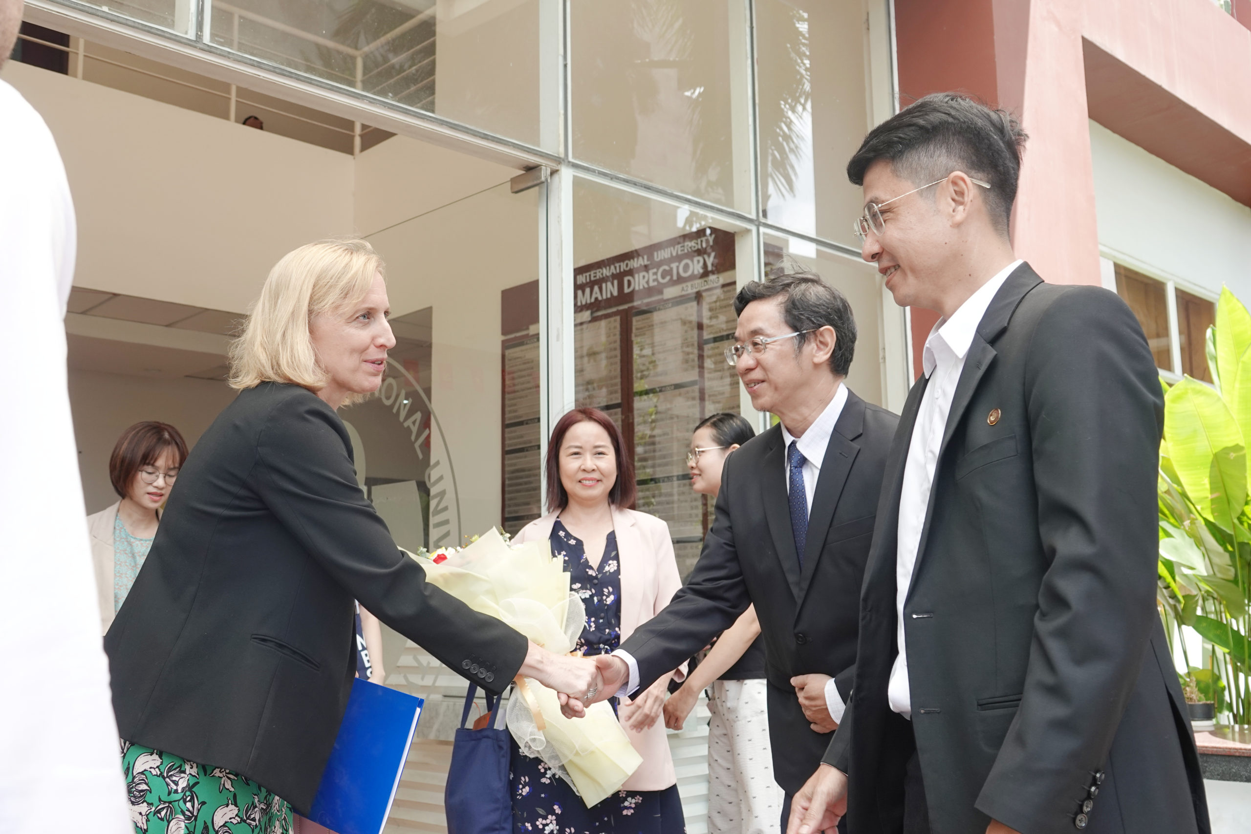 TỔNG LÃNH SỰ HOA KỲ TẠI TPHCM NÓI CHUYỆN VỚI Hm8803 hệ thống trò chơi TRƯỜNG Trang Chủ HM88 Hanoi QUỐC TẾ