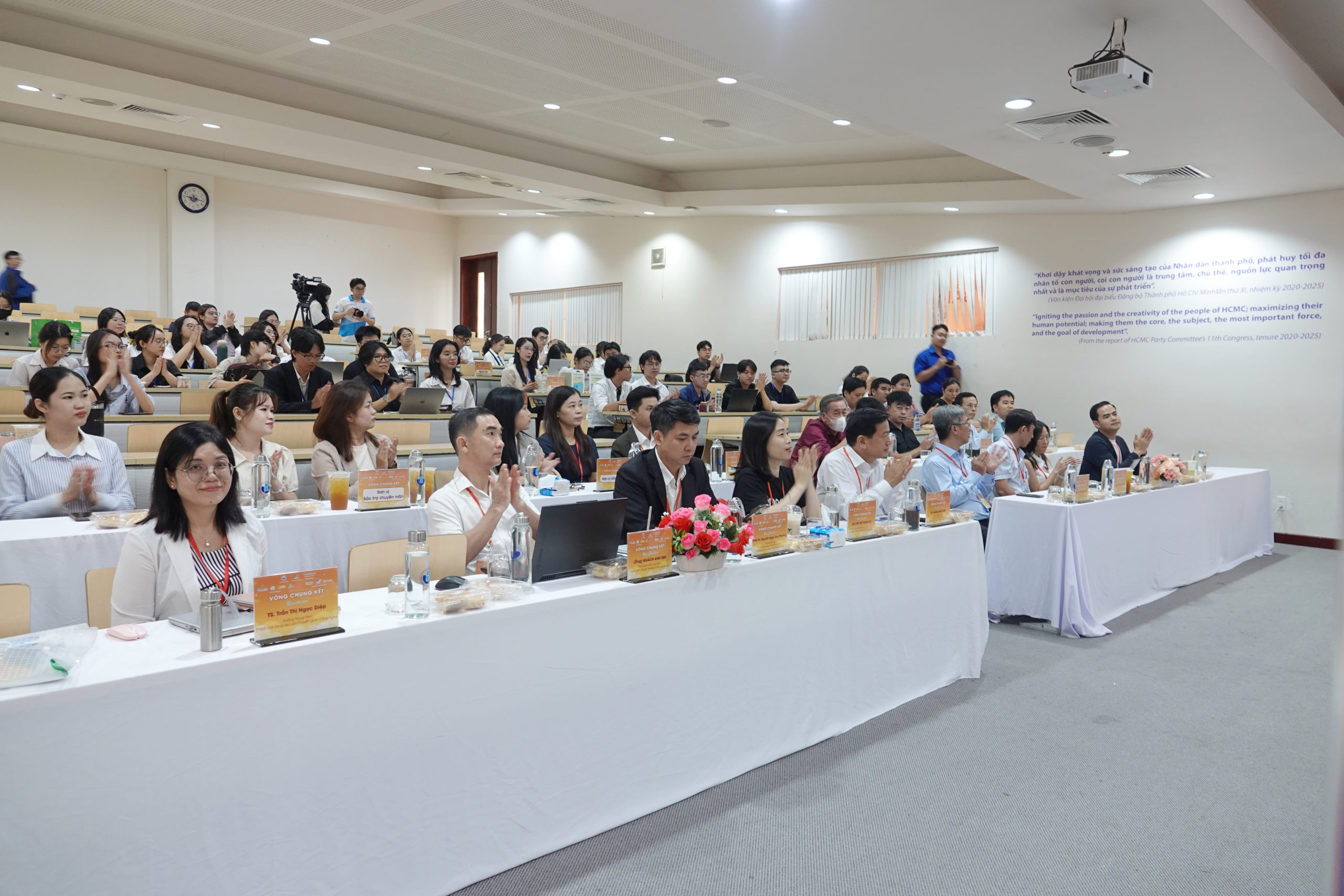 8 ĐỘI TRANH TÀI SÔI ĐỘNG TẠI IU STARTUP DEMO DAY 2025
