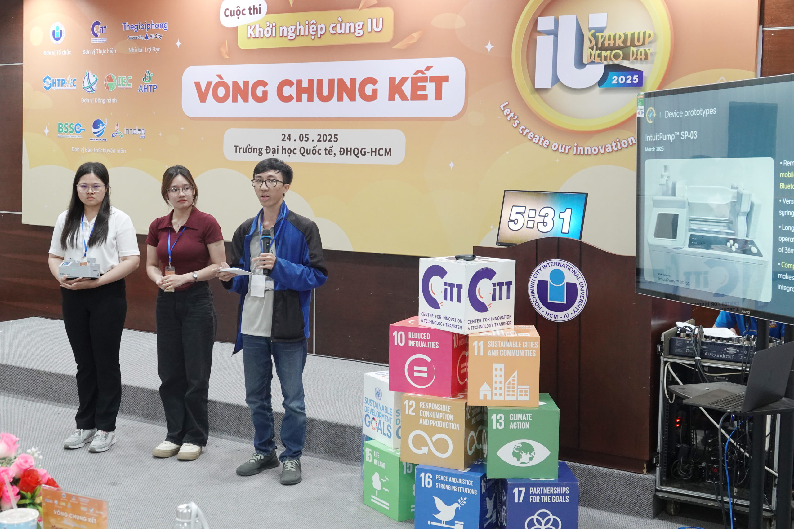 MÁY BƠM TIÊM ĐIỆN THÔNG MINH ĐẠT GIẢI NHẤT CUỘC THI KHỞI NGHIỆP IU STARTUP DEMO DAY