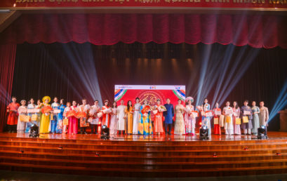 TRƯỜNG Trang Chủ HM88 Hanoi QUỐC TẾ VINH DANH VẺ ĐẸP ÁO DÀI CÙNG  “MISTER & MISS ÁO DÀI 2025 – GẤM HOA HỒN VIỆT”