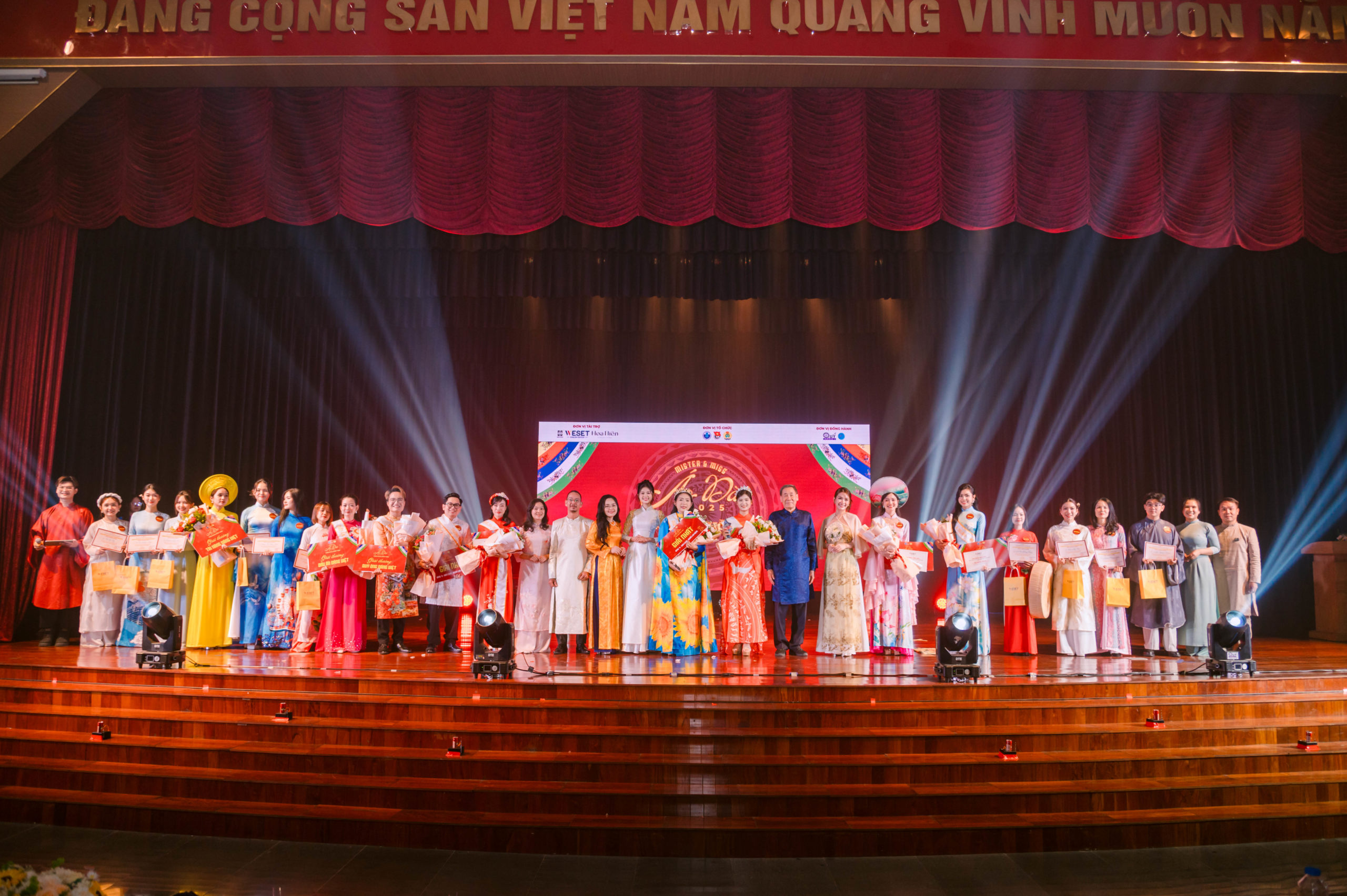 TRƯỜNG Trang Chủ HM88 Hanoi QUỐC TẾ VINH DANH VẺ ĐẸP ÁO DÀI CÙNG  “MISTER & MISS ÁO DÀI 2025 – GẤM HOA HỒN VIỆT”