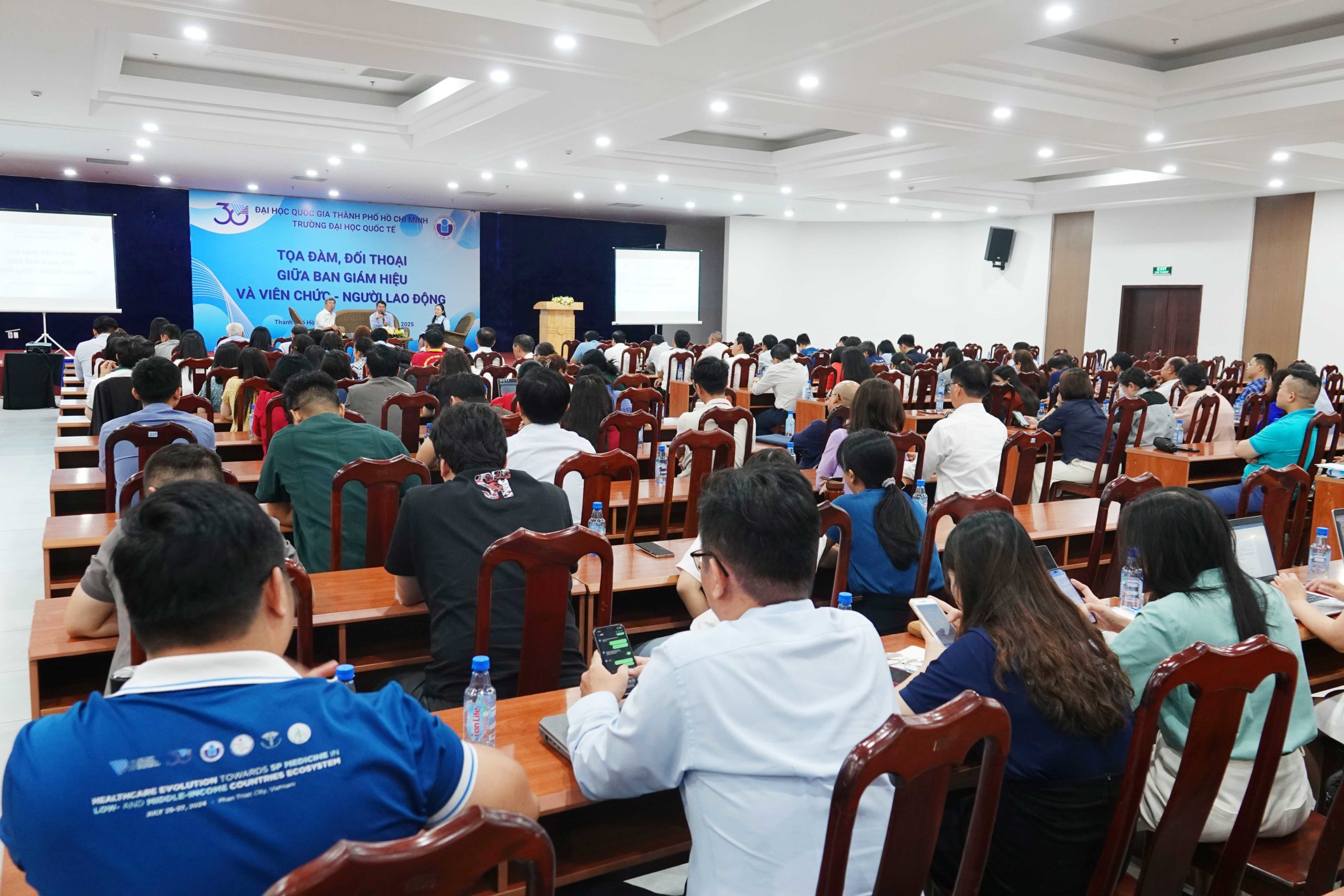 TỌA ĐÀM, ĐỐI THOẠI GIỮA BAN GIÁM HIỆU VÀ VIÊN CHỨC, NGƯỜI LAO ĐỘNG CỦA TRƯỜNG ĐH QUỐC TẾ ĐEM LẠI  NHIỀU HY VỌNG MỚI