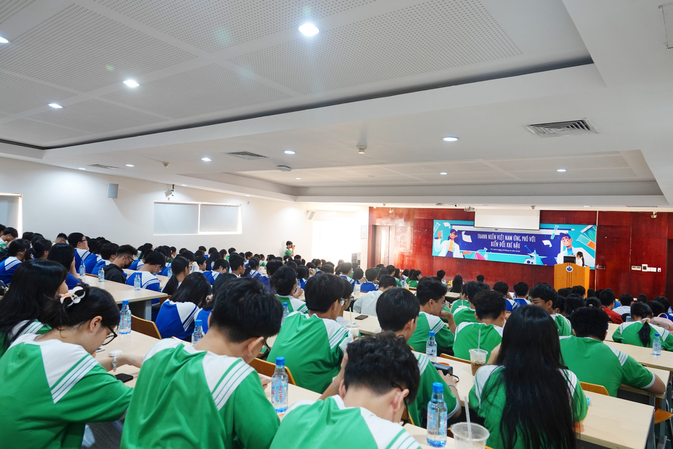 HỌC SINH TRƯỜNG THPT LÊ QUÝ ĐÔN THỬ CÁCH  ỨNG PHÓ VỚI BIẾN ĐỔI KHÍ HẬU VỚI BÀI GIẢNG ĐẠI CHÚNG  TẠI TRƯỜNG ĐH QUỐC TẾ