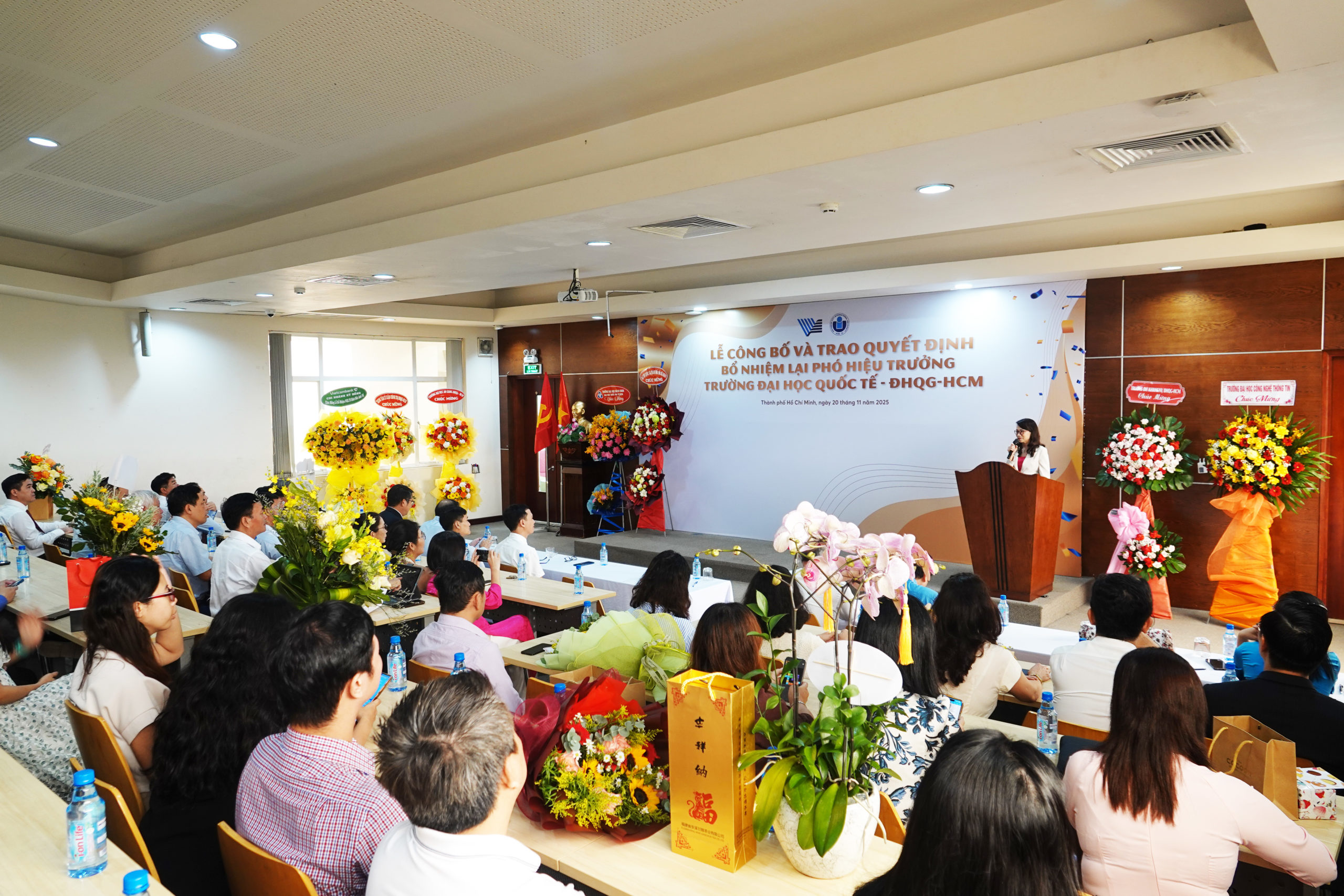 PGS.TS. ĐINH ĐỨC ANH VŨ ĐƯỢC TRAO QUYẾT ĐỊNH BỔ NHIỆM LẠI PHÓ HIỆU TRƯỞNG TRƯỜNG Trang Chủ HM88 Hanoi QUỐC TẾ