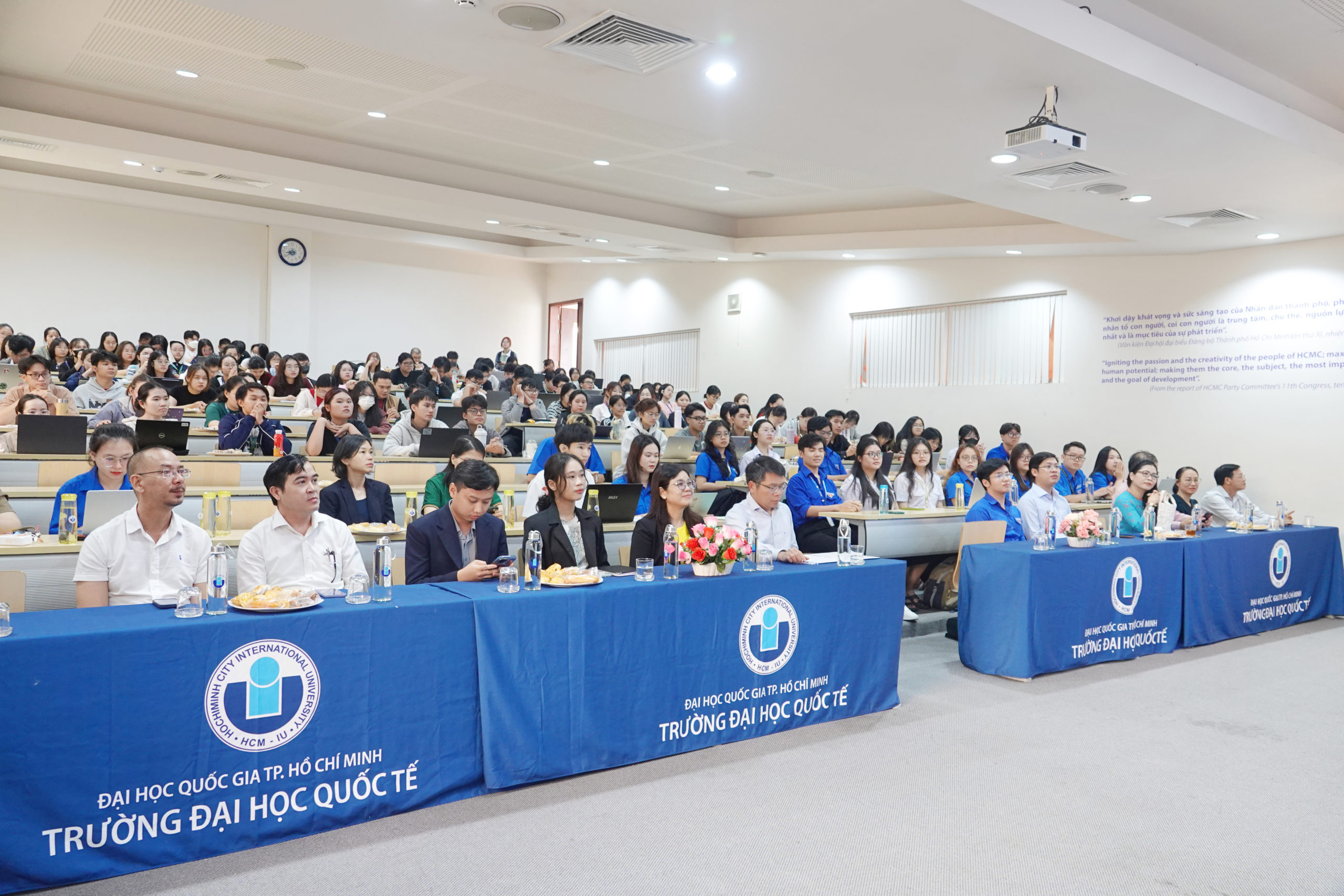 TRƯỜNG Trang Chủ HM88 Hanoi QUỐC TẾ – ĐHQG-HCM KHỞI ĐỘNG TUẦN LỄ ĐỔI MỚI SÁNG TẠO VÀ CHUYỂN ĐỔI SỐ 2025