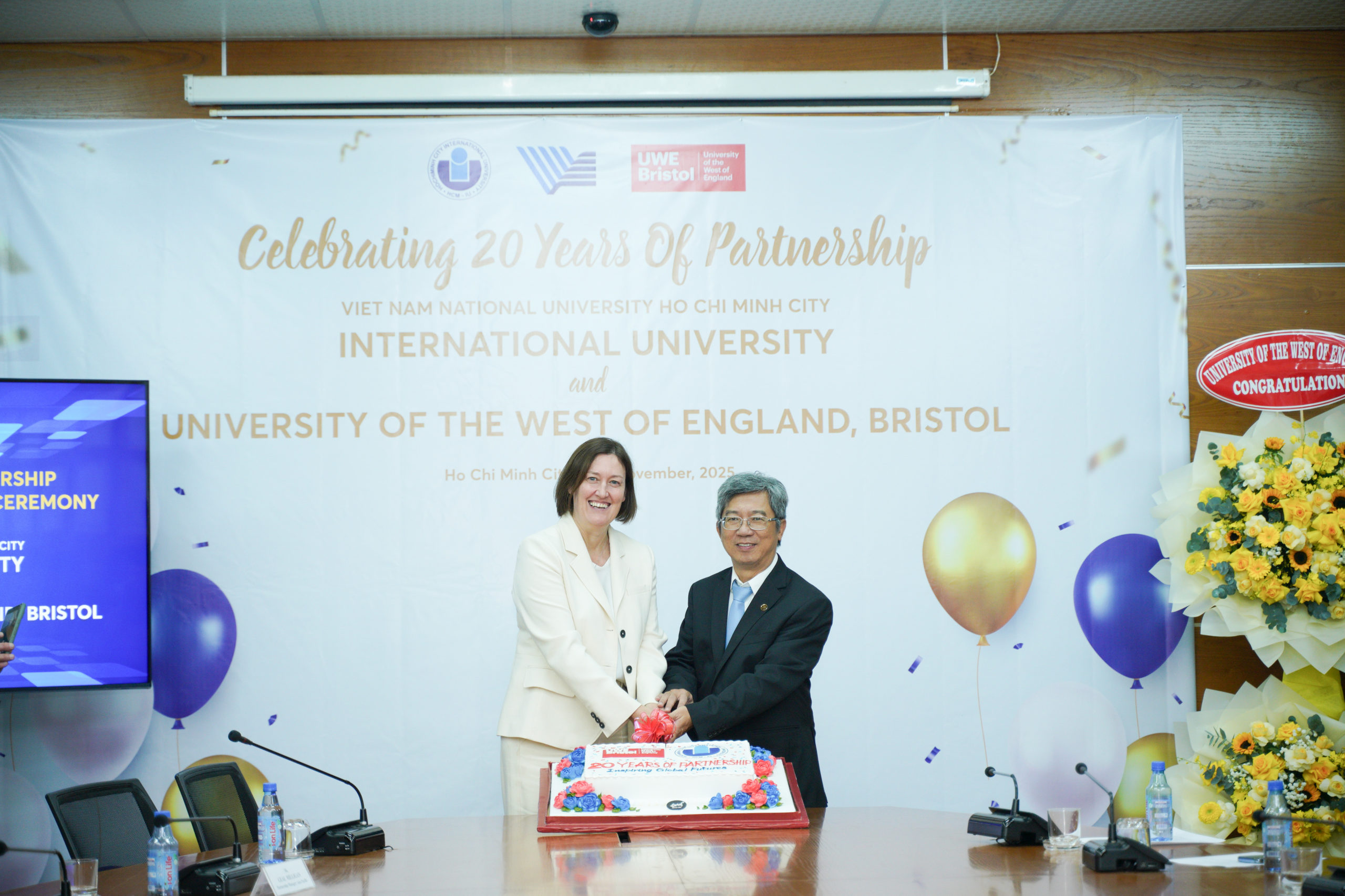 20 NĂM HỢP TÁC:  TRƯỜNG ĐH QUỐC TẾ VÀ ĐH WEST OF ENGLAND, BRISTOL CÙNG NHAU ĐÀO TẠO HƠN 3500 Hm8803 hệ thống trò chơi