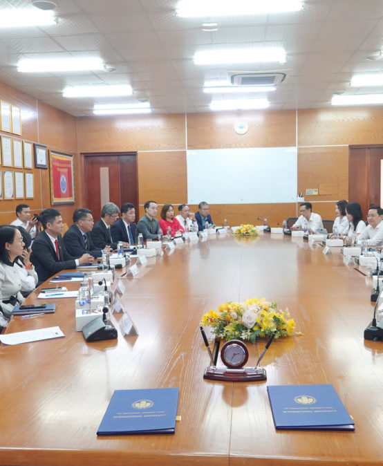 TRƯỜNG THÀNH VIÊN ĐẦU TIÊN CỦA ĐH QUỐC GIA TP.HCM KÝ KẾT HỢP TÁC VỚI BÁO THANH NIÊN